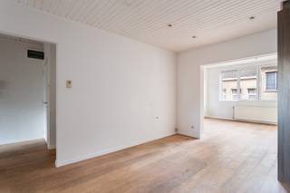 <p><strong>Charmant appartement ca. 82m² op een warme parketvloer in Oud-Berchem nabij tal van winkels, scholen, openbaar vervoer, sportgelegenheden, De Villegaspark, park Brialmont belangrijke in- en uitvalswegen.</strong><strong><br /><br />INDELING:<br /><br /></strong>U betreedt het appartement via de INKOMHAL die u toegang verleent naar de ruime LEEFRUIMTE ca. 35m² die volledig op parket gelegen is.<br /><br />In de LEEFRUIMTE kan u genieten van de open KEUKEN ca. 16m² die voorzien is van opbergkasten en toestellen; een vaatwasser, gasvuur, spoelbak en een oven. Achteraan heeft u het TERRAS ca. 3m².<br /><br />Via de NACHTHAL heeft utoegang tot de WASRUIMTE en de ingerichte BADKAMER, die voorzien is van een lavabo en een ligbad met douchemogelijkheid.<br /><br />De grote SLAAPKAMER ca. 17m² is gelegen op parket.<br /><br />Verder nog een extra DRESSING of BUREAU ruimte ca. 7,5m² gelegen op parket.<br /><br />Er is een kelderberging inbegrepen. <br /><br /><span><strong>BIJZONDERHEDEN;<br /></strong></span>* Centrale ligging, uitstekende mobiscore 9,5/10!;<br />* Ideaal als eerste bewoning of investering;<br />* Individuele meters voor verwarming, electriciteit en water;<br />* Gemeenschappelijke kosten ca. 165 euro/maand (reservekapitaal, afbetaling lening isolatie, blokpolis, minuterie gemene delen...)<br />* Klein gebouw bestaande uit 8 appartementen zonder lift;<br />* Sinds oktober '25: nieuwe ramen en gevelisolatie;<br />* Kelder en fietsenberging;<br />* Het EPC wordt opnieuw opgemaakt. De score zal beter zijn dan voordien vanwege de renovatiewerken (ramen en gevelisolatie).</p>