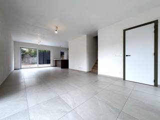 <strong>Ligging</strong><br />Deze <strong>energiezuinige halfopen BEN-woning</strong> is gelegen in de rustige woonwijk De Weverie in Deerlijk. Je woont er in een groene en kindvriendelijke omgeving, op fietsafstand van winkels, scholen en andere dagelijkse voorzieningen. Dankzij de nabijheid van de E17 en een bushalte geniet je bovendien van een vlotte bereikbaarheid.<br /><br /><strong>Indeling</strong><br />Met <strong>een ruime bewoonbare oppervlakte van 176,84 m² </strong>biedt deze woning bijzonder veel leefruimte, verdeeld over drie volwaardige verdiepingen:<br />Gelijkvloerse verdieping: 66,50 m²<br />Eerste verdieping: 66,50 m²<br />Zolderverdieping: 43,87 m²<br />Via de inkomhal met gastentoilet kom je in de lichtrijke leefruimte met volledig ingerichte open keuken. Aansluitend bevindt zich een praktische wasplaats/berging.<br />Op de eerste verdieping bevinden zich drie ruime slaapkamers, een berging, een apart toilet en een badkamer uitgerust met een douche, ligbad en dubbele lavabo.<br />De zolderverdieping is bereikbaar via een vaste trap en biedt een zeer ruime vierde slaapkamer met mogelijkheid tot het inrichten van een dressing, hobbyruimte of thuiskantoor.<br />Buiten geniet je van een gezellige stadstuin met een geïsoleerde tuinberging. Daarnaast beschikt de woning over een private parkeerplaats en zijn er tal van openbare parkeerplaatsen in de onmiddellijke omgeving. De woning wordt bovendien volledig geschilderd opgeleverd en is voorzien van raamverduistering, ingezaaid gras en een haag als tuinafsluiting.<br /><br /><strong>Technisch</strong><br />Deze <strong>BEN-woning </strong>werd volledig ontworpen met duurzaamheid als uitgangspunt en behaalt een uitstekend E-peil van E5. Verwarmen én passief koelen gebeuren via een geothermische warmtepomp met vloerverwarming. De woning is voorzien van <strong>zonnepanelen </strong>wat resulteert in een laag verbruik. <br /><br /><strong>Troeven</strong>
<ul>
	<li>Ruime bewoonbare oppervlakte van 176,84 m²</li>
	<li>66,50 m² gelijkvloers + 66,50 m² eerste verdieping + 43,87 m² zolder</li>
	<li>Geothermische warmtepomp met vloerverwarming en passieve koeling</li>
	<li>4 volwaardige slaapkamers</li>
	<li>Instapklaar en volledig afgewerkt</li>
	<li>Private parkeerplaats</li>
	<li>Beschikbaar vanaf <strong>01/09/2026</strong></li>
</ul>
<br /><strong>Contact</strong><br />Interesse? Neem gerust contact op met Cedrik via cedrik@real-immo.be.