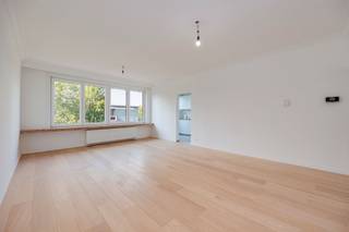 <p><span>Dit </span><span>gerenoveerde appartement </span><span>van ca. 80m² combineert </span><span>twee slaapkamers </span><span>en een </span><span>terras </span><span>met een bijzonder rustige en groene ligging aan de Vijf-Aprilwarande. Hier woon je rustig, terwijl de centra van Mortsel en Edegem vlot bereikbaar zijn.</span></p><p><span> </span></p><p><span>Cafés, restaurants, winkels en het openbaar vervoer bevinden zich in de directe omgeving. Ook verschillende scholen en het groene </span><span>Fort 5</span><span> liggen op wandelafstand.</span></p><p><span>Het gebouw is kleinschalig (lage vaste kosten!), en bestaat uit slechts 3 appartementen.</span></p><p><span> </span></p><p><span>Bovendien is er achter het gebouw nog een </span><span>garagebox </span><span>die bij aangekocht kan worden voor </span><span>25.000 euro</span><span>.</span></p><p><span> </span></p><p><span>Tweede verdieping</span></p><p><span>- appartement (80m²) met 2 slaapkamers en terras (5m²)</span></p><p><span>- EPC label B: 172 kWh/(m²jaar)</span></p><p><span> </span></p><p><span>Algemeen gebouw</span></p><p><span>- individuele meters voor elektriciteit</span></p><p><span>- gemeenschappelijke meter voor water en verwarming</span></p><p><span>- individuele CV op aardgas</span></p><p><span>- privatieve kelders aanwezig</span></p><p><span> </span></p><p><span>Troeven</span></p><p><span>- Bovenste verdieping</span></p><p><span>- Volledig gerenoveerd</span></p><p><span>- Topligging</span></p><p><span> </span></p><p><span>Ben jij geïnteresseerd in dit appartement te koop in Mortsel, ben je op zoek naar ander vastgoed of wens je de waarde van jouw eigendom te kennen? Dan ben je bij BOLT immo aan het juiste adres! Wij helpen jou graag verder.</span><span> </span></p><p><span> </span></p>
