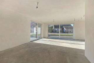 <p><span><span><strong>TE KOOP: Moderne nieuwbouwwoning met 3 slaapkamers in Geetbets!</strong></span></span></p><p><span><span>Ontdek deze ruime en hedendaagse nieuwbouwwoning, gelegen op de hoek van de Kolkstraat en de Steenweg op Kortenaken in Geetbets. Deze halfopen bebouwing maakt deel uit van een kleinschalig woonproject van vier koppelwoningen, gebouwd volgens de huidige normen en met oog voor comfort, energiezuinigheid en kwaliteit.</span></span></p><p><span><span>De woning bevindt zich op wandelafstand van het centrum van Geetbets, waar alle nodige voorzieningen zoals winkels, scholen en openbaar vervoer vlot bereikbaar zijn. Dankzij de doordachte indeling, grote woonoppervlakte en hoogwaardige afwerking is deze woning ideaal voor gezinnen of wie op zoek is naar extra ruimte.</span></span></p><p><span><span><strong>Ligging:</strong></span></span></p><p><span><span>Deze halfopen bebouwing is gelegen in een aangename en goed bereikbare buurt in Geetbets. De centrale ligging zorgt voor een vlotte verbinding met omliggende gemeenten, terwijl je toch geniet van een rustige woonomgeving. Alle dagelijkse voorzieningen bevinden zich op wandelafstand, wat deze locatie bijzonder praktisch maakt.</span></span></p><p><span><span><strong>Indeling:</strong></span></span></p><p><span><span>Gelijkvloers: Inkomhal met apart gastentoilet, lichtrijke woonkamer met eethoek, open keuken (De keuken wordt niet geplaatst, zodat u deze volledig naar eigen smaak en budget kan inrichten), aansluitende berging met achterdeur naar de tuin en inpandige garage.</span></span></p><p><span><span>Eerste verdieping: Nachthal, drie volwaardige slaapkamers, twee badkamers en een extra berging.</span></span></p><p><span><span>Zolderverdieping: Volwaardige zolder bereikbaar via vaste trap, met mogelijkheid tot het creëren van één of twee extra slaapkamers of een bureau.</span></span></p><p><span><span>Tuin &amp; Terras:<strong> </strong>Aangelegde tuin met terras van 26 m², ideaal om in alle rust te genieten.</span></span></p><p><span><span>Deze woning wordt volledig afgewerkt, exclusief keuken.</span></span></p><p><span><span><strong>Troeven:</strong></span></span></p><ul><li><span><span>Nieuwbouwproject!</span></span></li><li><span><span>Zonnepanelen!</span></span></li><li><span><span>Warmtepomp met vloerverwarming over heel de woning!</span></span></li><li><span><span>Ruime en praktische indeling!</span></span></li><li><span><span>Mogelijkheid tot extra slaapkamers/bureau!</span></span></li><li><span><span>Inpandige garage</span></span></li><li><span><span>Centrale ligging nabij centrum!</span></span></li><li><span><span>Ideaal voor gezinnen!</span></span></li><li><span><span>Triple glas met Argon!</span></span></li><li><span><span>Lage E-peil waardoor je de eerste 5 jaar geen KI betaald!</span></span></li></ul><p><span><span><strong>EPB-plichtig</strong></span></span></p><p><span><span><strong>G-score: onbekend</strong></span></span><br /><span><span><strong>P-score: C</strong></span></span><br /><span><span><strong>Stedenbouwkundige info: woongebied – bouwvergunning – geen voorkooprecht </strong></span></span><br /><span><span><strong>Beschikbaar bij akte.</strong></span></span></p>