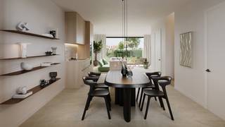 Deze moderne gesloten woning met 3 slaapkamers combineert een compacte vorm met een slimme en comfortabele indeling.

Je woont in ’t Cleygoed, een verkeersluw parkdomein tussen de polders, op fietsafstand van de kust. Rust, groen en veiligheid zijn hier vanzelfsprekend.

De woning wordt volledig afgewerkt opgeleverd: keuken, badkamer en vloeren inbegrepen. De afwerking kies je zelf volgens de voorziene budgetten uit het lastenboek, helemaal volgens jouw smaak.

Dankzij warmtepomp, vloerverwarming en zonnepanelen woon je energiezuinig en toekomstgericht, met een E peil van 10 en lage energiekosten.

Wil je graag meer weten over deze woning? Contacteer onze nieuwbouwadviseur of download de projectbrochure.
