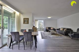 <p><span>In deze mooie residentiële wijk vinden we omgeven door veel groen de residentie Vlinderhof met op de 5de verdieping dit ruim en verzorgd hoekappartement met 3 slaapkamers en 2 zonnige terrassen. Er is de mogelijkheid om een achtergelegen garagebox mee aan te kopen (€25.000).</span></p><p><span> </span></p><p><span>Via de gemeenschappelijke inkomhal komen we binnen in het gebouw en nemen we de lift naar de 5de verdieping.  We stappen binnen in de ruime hal met vestiaire, aparte toilet met handenwasser en een berging.  Dankzij de glazen wand tussen de hal en de living heb je hier een heel ruimtelijk gevoel.</span></p><p><span>De ruime woonkamer op laminaat geniet van veel licht dankzij de grote raampartijen.  Aansluitend vinden we de eenvoudige ingerichte keuken.  Zowel de woonkamer als de keuken geven toegang tot het heerlijke zonneterras met zicht op het groen!   </span></p><p><span>Achteraan bevinden zich 3 volwaardige slaapkamers met rolluiken (twee van de drie hebben enkel glas) met directe toegang tot het vernieuwde terras met opnieuw een aangenaam groen uitzicht ! </span></p><p><span>De originele badkamer is uitgerust met een bad, toilet en wastafel. Hier bevindt zich ook de aansluiting voor de wasmachine.</span></p><p><span>Op de ondergrondse verdieping beschikt het appartement nog over  een gemeenschappelijke kelder waar het huisvuil wordt gesorteerd. De garagebox (5.5 x 2.6) is achteraan het gebouw gelegen.</span></p><p><span> </span></p><p><span>-> troeven: zeer goed onderhouden gebouw met conciërge, lift conform, terrassen en gevels vernieuwd, dak vernieuwd en geïsoleerd, asbestveilig, conform attest elektriciteit.</span></p><p><span> </span></p><p><span>Nuttige informatie:</span></p><p><span>EPC:  371 kWh/m²</span></p><p><span>Gem. kosten €350 p/m incl verwarming, water en gemeenschappelijke kosten zoals: syndicus, conciërge, onderhoud gebouw en tuin, elektriciteit gem. delen, blokpolis etc.</span></p><p><span>P-score: A, G-score: D</span></p><p><span>Beschikbaar: bij akte</span></p><p><span> </span></p><p><span>Bel 03-449 42 41 of hallo@habicom.be</span></p><p><span>De waarde van uw eigendom kennen?  Maak een vrijblijvende afspraak met een habicom-expert in uw buurt</span></p><p><span> </span></p><p><span> </span></p>