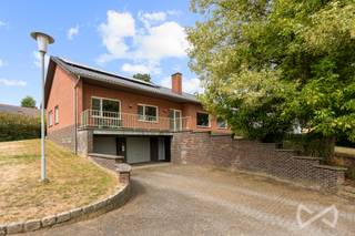 <p>Op zoek naar een woning waar je je vanaf dag één thuis voelt en de grote werken reeds achter de rug zijn? Dan is deze woning aan de Jeugdstraat 18 in Paal zeker het ontdekken waard.</p>
<p>Gelegen in een rustige, doodlopende straat, vlakbij het centrum van Paal-Beringen en op slechts enkele minuten van de autosnelweg, geniet je hier van een aangename combinatie van rust en bereikbaarheid.</p>
<p>Deze woning uit 1978 werd in 2024 grondig aangepakt en kreeg daarbij een stevige energetische upgrade. Zo werd het dak vernieuwd, werd er vloerverwarming geplaatst en kwamen er maar liefst 5.900 Wp aan zonnepanelen bij. Bovendien werd de woning voorbereid om op termijn volledig met een warmtepomp verwarmd te worden.</p>
<p>Binnen valt meteen het warme en huiselijke gevoel op. De grote raampartijen zorgen voor veel natuurlijk licht en geven de leefruimtes een aangename uitstraling. De vernieuwde keuken vormt daarbij een echte blikvanger en is een heerlijke plek om samen te koken en te genieten. De badkamer en het toilet wachten nog op een persoonlijke invulling.</p>
<p>De woning beschikt over 3 slaapkamers en is volledig onderkelderd op straatniveau. De bijzonder ruime kelder biedt enorm veel mogelijkheden voor stockage, hobby's, een werkruimte of andere invullingen.</p>
<p>Ook buiten is het heerlijk thuiskomen. De tuin biedt opvallend veel privacy en vormt een rustige plek om te genieten van lange zomeravonden. Daarnaast beschikt de woning over een bijzonder ruime berging, ideaal voor de was-en droogmachine en alles waarvoor je in huis liever geen plaats maakt.</p>
<p>Momenteel behaalt de woning een knap EPC-label B, waardoor er geen renovatieverplichting geldt. Met enkele gerichte ingrepen kan dit nog verder verbeterd worden. De woning is bovendien volledig asbestveilig en beschikt over een regenwaterput van minstens 10.000 liter.</p>
<p>Een warme, karaktervolle woning waar al bijzonder veel werd geïnvesteerd en waar je vooral nog je eigen verhaal aan hoeft toe te voegen.</p>
<p>Jeugdstraat 18 – 3583 Paal-Beringen</p>
<p>Interesse of een bezoek plannen? <strong>Contacteer Niels – 0488 33 81 47</strong>.</p>
<p><strong>We Invest Demervallei 🦋</strong><br /><em>Vastgoed Anders Bekeken</em></p>