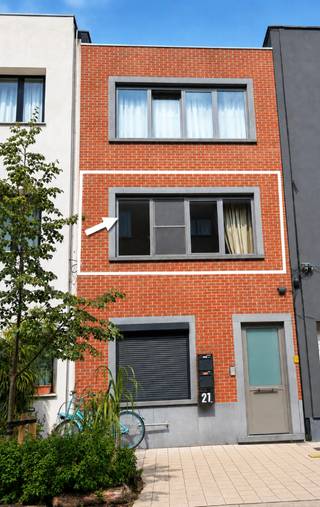 Op zoek naar een lichtrijk en modern appartement op een toplocatie? Dan is dit misschien wat je zoekt. <br /><br />Dit appartement beschikt over een ruime slaapkamer, een aangenaam terras met groen uitzicht en een praktische indeling. <br />De aparte berging biedt plaats voor wasmachine en droogkast en de volledig uitgeruste keuken beschikt onder andere over een vaatwasser.<br /><br />Dankzij het EPC A-label geniet u van een energiezuinige woning met lage verbruikskosten. Daarnaast zijn er geen gemeenschappelijke kosten en bestaat het gebouw uitsluitend uit mede-eigenaars!<br /><br />Deze woning ligt vlakbij de Dageraadplaats en het Moorkensplein. Ook winkels en het openbaar vervoer liggen binnen handbereik. Natuurliefhebbers zitten hier goed met het Rivierenhof, Ter Boelaerpark en het toekomstige Spoorpark ( 2027) vlakbij.<br /><br />Troeven:<br />- EPC A<br />- Recent gebouw <br />- Terras met groen uitzicht en zon tot in de namiddag<br />- Geen gemeenschappelijke kosten<br />- Mobiscore 9,5<br />- Parkingmogelijkheden in de buurt, inclusief elektrische laadpunten<br />- Vlotte verbinding naar de in- en uitvalswegen<br />- Rustige residentiële ligging nabij bruisende hotspots<br />- Ideaal als eigen woonst of investering.<br /><br />Interesse?<br />Kom eens kijken en waag je kans!