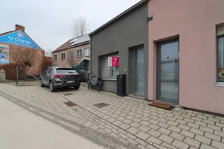 Deze volledig gerenoveerde woning is centraal gelegen in Melsele vlakbij enkele belangrijke invalswegen (E34, N70,...).De woning heeft volgende...