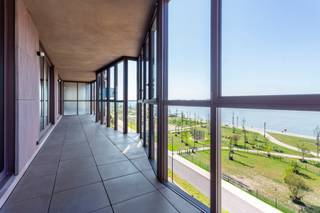 <p><strong>Vivre grand sur les Scheldekaaien avec de grandes terrasses</strong></p>
<p>Vous recherchez un appartement de luxe prêt à emménager à Nieuw Zuid ?<br />Alors cet appartement est fait pour vous.</p>
<p>Vivre durablement et dans un cadre verdoyant au cœur d’Anvers !<br />C’est ce que représente le nouveau quartier Nieuw Zuid à Anvers.</p>
<p>Situé au quatrième étage de la prestigieuse résidence Zuiderhuis à Anvers, cet appartement offre une expérience de vie unique.</p>
<p>Ce que nous apprécions particulièrement dans cet appartement de luxe, c’est la véranda, attenante à toutes les pièces et au séjour. Elle agrandit l’appartement et rend la vie ici vraiment agréable.<br />Vous pouvez profiter de cette terrasse à chaque saison avec une vue imprenable. Cerise sur le gâteau : une terrasse orientée est pleine de verdure.</p>
<p>La cuisine avec îlot central est un plaisir à utiliser et est reliée à la terrasse orientée est.</p>
<p>La chambre principale dispose d’une salle de bains attenante avec douche à l’italienne, baignoire et double lavabo.</p>
<p>Les deux chambres d’invités partagent une salle de douche entièrement équipée.</p>
<p>Dans le hall de nuit, on trouve un WC invité et un dressing pratique.</p>
<p>Dans tout l’appartement, on retrouve des finitions de haute qualité et une belle armoire encastrée avec cheminée décorative dans le séjour.</p>
<p>Le prix inclut cinq caves au sous sol.</p>
<p>Possibilité d’acheter quatre emplacements de parking à 39 000 € chacun.</p>
<p>Vente sous régime TVA.</p>
<p>Intéressé par cet appartement de luxe ?<br />Contactez LISTED : +32 3 283 51 51</p>