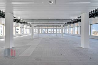 Deze kantoorruimte van<strong> 1.627 m²</strong> bevindt zich op het <strong>gelijkvloers </strong>+ de<strong> eerste verdieping </strong>en maakt deel uit van het hoogwaardig kantorencomplex "<strong>Atmos</strong>", bestaande uit vijf <strong>BREEAM OUTSTANDING-gecertificeerde gebouwen</strong>. Deze kantoren zijn instapklaar en liggen in een <strong>groene omgeving</strong> met een autoluw binnenplein. Dankzij de aandacht voor architectuur en functionaliteit vormen deze duurzame kantoren de ideale omgeving voor innovatie en samenwerking in Gent. De kantoren zijn toekomstgericht en voldoen aan de aankomende strenge Europese regelgeving, zoals de EU-taxonomie. Het complex biedt ruime ondergrondse parkeermogelijkheden, inclusief laadpalen, en een openbare parking in aanbouw, met <strong>oplevering voorzien in januari 2025</strong>.<br /><br />Het gebouw is strategisch gelegen aan <strong>"The Loop"</strong>, de R4-ring rond Gent, op slechts 4 minuten rijden van de<strong> E40-op- en afrit Sint-Denijs-Westrem </strong>en 7 minuten van de E17. Het Sint-Pietersstation bevindt zich op 1,6 km afstand, wat neerkomt op 8 minuten fietsen of 22 minuten wandelen. Daarnaast ligt een tramhalte op slechts 900 meter. Het kantoorgebouw biedt ook uitstekende zichtbaarheid vanaf de R4, wat bijdraagt aan de prominente locatie.<br />"The Loop" ondergaat een verdere transformatie naar een nieuwe levendige stadswijk waar naast grote kantoren, winkels en evenementen ook plaats is voor andere functies zoals wonen, verschillende types handel en recreatie. Het stadsdeel krijgt een nieuwe structuur met méér groen waar men wonen en werk wenst te combineren. Via de volgende link kan met de toekomstvisie van Stad Gent terugvinden: Nieuwe toekomstvisie | Stad Gent.<strong> Aankoop van de kantoren is eveneens mogelijk</strong><br /><br /><br />Voor meer informatie, het lastenboek of een vrijblijvend plaatsbezoek, neem contact op met<br /><strong>PANORAMA B2B GENT KANTOREN</strong> via <strong>09 225 09 02</strong>.