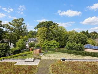 Op 50 meter van het Dorpsplein van Heusden bevindt zich dit prachtig ruime appartement met mooi terras en aangenaam zicht op groen.<br /><br />De indeling omvat een ruime inkomhal met vestiaire en afzonderlijk gastentoilet, een lichtrijke leefruimte en een volledig ingerichte open keuken met kookeiland. Verder zijn er twee ruime slaapkamers, een badkamer met lavabomeubel, ligbad en afzonderlijke douche, een praktische berging en een terras van circa 7 m².<br /><br />Een ondergrondse autostaanplaats dient mee aangekocht te worden aan € 25.000.<br />Door het plaatsen van een garagepoort kan deze eventueel worden omgevormd tot een afgesloten garage.<br /><br /><u><strong>Troeven:</strong></u>
<ul>
	<li>bewoonbare oppervlakte van 116 m²;</li>
	<li>terras van circa 7 m²;</li>
	<li>privatieve kelderberging van 9 m²;</li>
	<li>recent gebouw uit 2017;</li>
	<li>ondergrondse autostaanplaats beschikbaar.</li>
	<li>Bouwjaar: 2017</li>
	<li>Kadastraal inkomen: € 1.071</li>
</ul>
<br />Een ruim, comfortabel en uitstekend gelegen appartement dat absoluut een bezoek waard is!