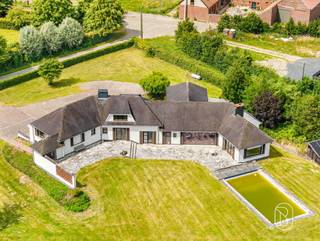 <p>Statige villa met zwembad en uniek uitzicht op een perceel van 6.401m²</p><p>Op zoek naar ruimte, rust en privacy? Dan zal deze charmante eigendom u meteen weten te bekoren. <br />Via een stijlvolle oprit bereikt u deze degelijke en karaktervolle villa, gelegen op een prachtig perceel van maar liefst 6.401 m².</p><p>De woning geniet van een uniek uitzicht op de omliggende omgeving en is omringd door een schitterend aangelegde tuin waar rust en natuur centraal staan. Dankzij de rustige ligging geniet u hier van volledige privacy, terwijl alle voorzieningen toch vlot bereikbaar blijven.</p><p>Deze solide woning, volledige onderkelderd, vormt een uitstekende basis voor wie een woning zoekt met karakter én toekomstmogelijkheden. Bovendien beschikt de eigendom over een zwembad, waardoor het vakantiegevoel hier elke dag aanwezig is.</p><p>Met haar ruime volumes en sterke fundamenten biedt deze woning bovendien enorm veel potentieel om verder te moderniseren of aan te passen aan uw eigen woonwensen.<br />Troeven:<br />✔ Perceel van 6.401 m²<br />✔ Uniek en weids uitzicht, met maximale privacy<br />✔ Zwembad aanwezig, prachtige tuin<br />✔ Degelijke, solide constructie<br />✔ Veel uitbreidings- en renovatiemogelijkheden<br />✔ Ideaal als gezinswoning, tweede verblijf of vakantiewoning</p><p><br />Een eigendom voor wie houdt van ruimte, natuur en een uitzonderlijke woonbeleving op een unieke locatie. Een bezoek zal u ongetwijfeld overtuigen.</p>