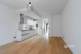 <p><span>Op deze opkomende locatie op een boogscheut van Park Spoor Noord en de Slachthuissite geniet je van de nabijheid van de stad, maar bereik je tegelijk de snelweg en de stadsrand in slechts enkele minuten. Verplaats je je met bus, tram of trein? Je hebt hier tal van openbare vervoersmogelijkheden op wandel- en fietsafstand en ook aan velo-stations is er geen gebrek in de nabije omgeving. </span></p><p><span> </span></p><p><span>Het appartement maakt deel uit van een solide gebouw in betonconstructie dat in 2020 een totaalrenovatie onderging. Zo werd onder meer het dak geïsoleerd en werden nieuwe PVC-ramen geplaatst. Dankzij het kleinschalige karakter blijven de vaste kosten bijzonder laag, met slechts €25/maand voor verzekering en onderhoud van de gemene delen. </span></p><p><span> </span></p><p><span>Binnenin het appartement geniet je van een aangename lichtinval dankzij de grote raampartijen. Aan de voorzijde bevindt zich de lichtrijke leefruimte met open, volledig uitgeruste keuken (26 m²). Centraal ligt de badkamer (3 m²), voorzien van een inloopdouche, lavabomeubel, toilet en handdoekdroger. Achteraan treffen we de volwaardige slaapkamer (16 m²), die toegang geeft tot het gezellige terras van 5 m² met noordoriëntatie. Als ondergrond ligt er een parket, die naadloos doorloopt in alle ruimtes met uitzondering van de badkamer. </span></p><p><span> </span></p><p><span>Ben je op zoek naar een instapklaar appartement met veel lichtinval of zoek je een interessante investering? Mis deze kans niet! Bewoonbare opp. 59 m² – ref.: bruto vloeropp incl terras. Voor meer info of een gratis schatting surf naar www.hansimmo.be</span></p><p><span> </span></p>