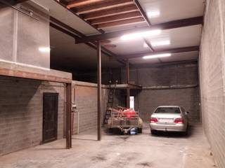 Loods op een zeer centrale, doch rustige ligging nabij invalswegen en centrum Waregem.Toegankelijk via oprit en hoge sectionale poort.De loods is...