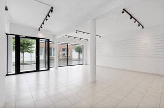 <p>Dit commercieel pand met garage, combineert een uitstekende visibiliteit met tal van mogelijkheden voor zowel eigen gebruik als investering.</p>
<p>Dankzij de ligging in een drukke, commerciële straat geniet het pand van een constante passage en maximale zichtbaarheid. Dit maakt het uitermate geschikt voor ondernemers die hun activiteit willen laten groeien op een strategische locatie.</p>
<p>Het gelijkvloers omvat een veelzijdige commerciële ruimte die flexibel kan worden ingericht volgens uw noden, of u nu een winkel, kantoor, vrij beroep of dienstverlenende activiteit wenst uit te baten. De aanwezigheid van een garage/opslagruimte vormt een belangrijke troef en biedt extra praktische mogelijkheden, wat zelden voorkomt in dit segment.</p>
<p>De centrale ligging in Liedekerke zorgt bovendien voor een vlotte bereikbaarheid en een sterke commerciële omgeving met gevestigde handelszaken in de directe nabijheid. Dit vertaalt zich niet alleen in een ideale uitvalsbasis voor zelfstandigen en starters, maar ook in een interessant investeringspand met aantrekkelijk verhuurpotentieel.</p>
<p>Kortom, een veelzijdig handelspand op een toplocatie dat zowel functioneel als commercieel sterk scoort.</p>
<p> </p>
<p>&#128222; Contacteer ons vandaag nog voor meer informatie of een bezoek ter plaatse.</p>