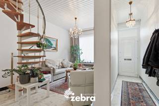 Het bezoekmoment gaat door op zondag 26 april 2026 (enkel op afspraak).-<br /><br />Deze verzorgde woning is gelegen in een rustige en vlot bereikbare buurt, in de nabijheid van winkels, scholen en openbaar vervoer.<br />Ideaal voor starters of investeerders die op zoek zijn naar een woning met potentieel.<br /><br />Bij het betreden van de woning komt u in de inkomhal, die toegang geeft tot de leefruimte. Aansluitend bevindt zich de ruime keuken. Op het gelijkvloers vindt u eveneens de badkamer, uitgerust met een wastafel en douchecabine, alsook een apart toilet.<br /><br />De eerste verdieping omvat drie slaapkamers. Op de tweede verdieping bevindt zich een ruime zolder van ca. 30 m², die tal van mogelijkheden biedt.<br /><br />Buiten beschikt de woning over een terras en een gezellige, zuidgerichte tuin. Daarnaast is er nog praktische bijgebouw aanwezig, ideaal als extra bergruimte.<br /><br />Bestuursmaatregelen in het maatregelenregister: nee<br /><br />Renovatieplicht van toepassing. Door het plaatsen een condenserende gasketel en bijkomende isolatie van het hellend dak, behaalt de woning een EPC-label C.<br /><br /><strong>Ook wild geworden van deze thuis?<br />Twijfel niet langer en leg vandaag nog uw bezoek vast!</strong>