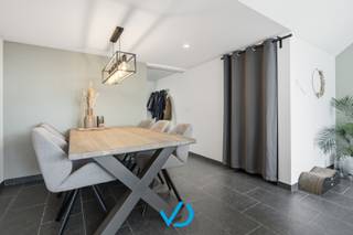 - BEZOEKMOMENT: 22/08/2026! -<br /><br />In het hart van het charmante Nieuwkerke, midden in het prachtige Heuvelland, vinden we deze volledig gerenoveerde woning waar comfort, ruimte en gezelligheid perfect samenkomen. Een woning waar je werkelijk niets meer hoeft te doen en waar zowel binnen als buiten heel wat te beleven valt. De ligging is alvast een grote troef. Je geniet hier van het rustige en gezellige dorpsgevoel, terwijl winkels, scholen, openbaar vervoer en andere dagelijkse voorzieningen vlot bereikbaar zijn. Een ideale combinatie voor wie rustig wil wonen, maar toch graag alle faciliteiten binnen handbereik heeft.<br /><br />Bij het binnenkomen valt meteen de verzorgde afwerking op. Via de inkomhal/garage komen we in de lichtrijke en volledig ingerichte keuken. Dankzij het grote glasraam geniet je hier niet alleen van bijzonder veel natuurlijk licht, maar ook van een prachtig zicht op de tuin. Aansluitend bevindt zich een gezellige eetruimte, waardoor dit een heerlijke plek wordt om samen te tafelen en te genieten. Op het gelijkvloers beschikt de woning bovendien over een ruime garage, ideaal voor wagen, fietsen of extra stockage, evenals een apart toilet en toegang tot de verdiepingen.<br /><br />Op de eerste verdieping komen we in de gezellige leefruimte, waar de grote raampartijen opnieuw zorgen voor een aangename hoeveelheid licht. Het gasvuur brengt hier dan weer de nodige warmte en sfeer. Aansluitend bevindt zich een veelzijdige ontspanningsruimte, momenteel ingericht als bureau, maar perfect inzetbaar als speelruimte, tweede eetplaats, hobbyruimte of extra leefruimte. Daarnaast is er een tweede apart toilet, een ruime berging én een prachtige badkamer met dubbele lavabo en inloopdouche. De tweede verdieping biedt vervolgens twee ruime slaapkamers. Via één van de slaapkamers bereiken we bovendien de zolderruimte. Deze extra ruimte biedt tal van mogelijkheden en kan perfect ingericht worden als derde slaapkamer, bureau, hobbyruimte of extra bergruimte.<br /><br />Ook buiten weet deze woning te overtuigen. De prachtig aangelegde tuin vormt een heerlijke verlenging van de leefruimte. Op het terras aan de woning kan je in alle rust genieten van een zonnige namiddag, terwijl achteraan een tuinhuis met gezellige zitruimte werd voorzien. Een plek waar je tijdens de zomermaanden ongetwijfeld heel wat uren zal doorbrengen.<br /><br />En alsof dat nog niet genoeg is, werd de woning volledig vernieuwd, waardoor je hier met een gerust hart kan verhuizen. Zo beschikt de woning onder meer over een gunstig EPC, een asbestveilig attest, gescheiden riolering, maar liefst 15.000 liter regenwater, conforme elektriciteit en tal van andere vernieuwingen.<br /><br />Een instapklare woning met karakter, ruimte, een prachtige tuin én een uitstekende technische basis — dit is er eentje die je absoluut in het echt moet ervaren. Ben jij op zoek naar een instapklare woning waar je koffers kan uitpakken? Dan is dit misschien wel de woning waar je al een tijdje naar op zoek bent. Mis het bezoekmoment van zaterdag 22 augustus 2026 niet en ontdek zelf hoeveel deze woning te bieden heeft. Contacteer ons vandaag nog en zet jouw bezoek vast!