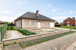<p>Op een uitstekende locatie, op wandelafstand van het centrum van Sint-Lenaarts, bevindt zich deze verzorgde en degelijke gelijkvloerse woning uit 1991. De woning verkeert in zeer goede staat en is gelegen op een perceel van ca. 741 m².</p>
<p>Met een bewoonbare oppervlakte van ca. 187,50 m², inclusief de inpandige garage, biedt deze woning een comfortabele indeling en bovendien nog extra uitbreidingsmogelijkheden dankzij de ruime zolder, die via een vaste trap vanuit de garage bereikbaar is en verder kan worden ingericht.</p>
<p>Bij het betreden van de woning komt u in de inkomhal, die toegang geeft tot de ruime en lichtrijke leefruimte met grote raampartijen. Aansluitend bevindt zich de veranda, waar u het hele jaar door kunt genieten van een mooi zicht op de tuin. Vanuit zowel de veranda als de keuken kijkt u uit op de verzorgde achtertuin. Naast de keuken bevindt zich een praktische, koele berging.</p>
<p>Via de nachthal bereikt u drie volwaardige slaapkamers, een apart gastentoilet en een ruime badkamer, uitgerust met een ligbad, douche en dubbele wastafel, alsook de kelder. Verder is er een praktische wasplaats met een tweede toilet en een rechtstreekse doorgang naar de inpandige garage.</p>
<p>Een bijzondere troef is het perceel bouwgrond dat zich rechts naast de woning bevindt. Dit perceel maakt vandaag deel uit van de tuin, waardoor het geheel momenteel een totale oppervlakte heeft van ca. 1.091 m². Het bouwperceel kan optioneel worden aangekocht voor een prijs van € 179.000,00, wat interessante mogelijkheden biedt voor de toekomst, zowel voor eigen gebruik als investering.</p>
<p></p>