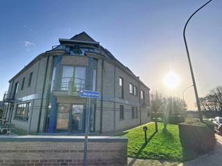 <p>Appartement ensoleillé avec deux chambres dans un emplacement privilégié !</p>
<p></p>
<p>L'appartement se compose d'un hall d'entrée spacieux avec des armoires vestiaires, d'un espace de vie ouvert et lumineux, suivi d'une cuisine ouverte (équipée de 4 plaques électriques, d'une hotte, d'un double évier et d'un réfrigérateur avec compartiment congélateur), de deux chambres, d'un espace de rangement spacieux (avec raccordement pour machine à laver) et d'une salle de bains (avec douche dans la baignoire, double lavabo et toilettes). Le salon donne sur une agréable terrasse avec vue sur la verdure !</p>
<p></p>
<p>Une place de parking souterraine et un débarras avec raccordement pour une machine à laver sont également prévus.</p>
<p></p>
<p>Le loyer mensuel s'élève à 1 020 € + 40 € pour les charges communes (y compris l'assurance incendie, les conteneurs à déchets et la provision pour la consommation d'eau). La consommation d'électricité est individuelle.</p>
<p>L'appartement est disponible à partir du 01/05/2026.</p>
<p></p>
<p>N'hésitez pas et demandez votre visite via www.living-stone.be !<i></i></p>