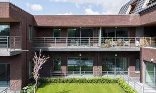 App 79.0.03: Ontdek dit energiezuinige nieuwbouwappartement van 86 m² met 1 slaapkamer in woonbuurt Stationstraat te Moorslede. Het appartement combineert een doordachte indeling met veel natuurlijk licht en beschikt over een ruim terras van 8 m².<br /><br />Je geniet er van hedendaags wooncomfort in een kleinschalige residentie met karakter, waar de historische zandstenen gevel harmonieus samengaat met moderne architectuur. Bovendien beschikt elk appartement over een private autostaanplaats en is er een fietsenstalling voorzien.<br /><br />Dankzij de centrale ligging woon je op wandelafstand van winkels, horeca en andere dagelijkse voorzieningen, terwijl de groene omgeving tal van wandel- en fietsmogelijkheden biedt.<br /><br />Meer info via www.matexi.be/moorslede of bel naar 051 28 03 69.