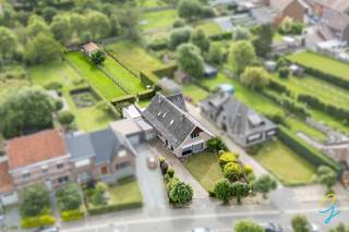 <p><span>Dankzij de huidige indeling leent de woning zich uitstekend als kangoeroewoning of voor gezinnen die op zoek zijn naar extra woonruimte. Op het gelijkvloers bevindt zich een eerste woonentiteit met een inkomhal, lichtrijke leefruimte, keuken, drie slaapkamers, een badkamer en een apart toilet. Op de eerste verdieping vindt u een tweede woonentiteit met een eigen leefruimte, twee slaapkamers en een badkamer voorzien van douche, lavabo en toilet. Momenteel is deze verdieping bereikbaar via een trap in de garage, maar deze kan indien gewenst eenvoudig herplaatst worden.</span></p>
<p><span>Verder is de woning volledig onderkelderd, wat zorgt voor een overvloed aan bergruimte. Ook de elektrische installatie werd reeds vernieuwd. Er dienen nog slechts enkele beperkte aanpassingen uitgevoerd te worden om deze volledig conform te maken.<br /><br />Deze woning onderging in 2012 verschillende renovatiewerken en beschikt bovendien over een recent vernieuwde gasketel.<br /></span></p>
<p><span>De woning is rustig gelegen in een aangename woonomgeving en bevindt zich op wandelafstand van het station van Schendelbeke. </span></p>
<p><span>Kortom, een ruime en veelzijdige woning met potentieel, ideaal voor grote gezinnen, zorgwonen of wie op zoek is naar een woning met verschillende gebruiksmogelijkheden.<br /><br />Meer info? Een bezoek? Bel Jordi 0477/32.61.53</span></p>