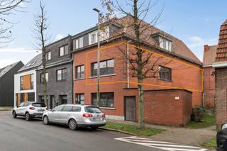 In een rustige straat, waar het leven nog gemoedelijk voelt en alles dichtbij is, wacht dit instapklare appartement in de Varenstraat op zijn...