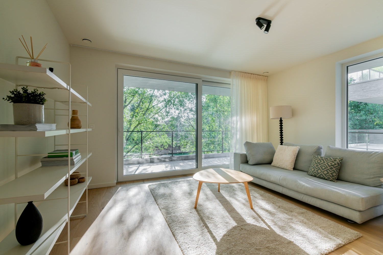 Ready-to-move-in corner apartment with two bedrooms and sunny terrace - photo 1