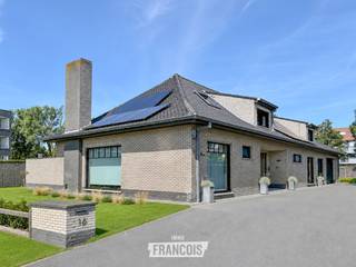 Instapklare villa (EPC A!) met gigantische bewoonbare oppervlakte en 7 slaapkamers in Middelkerke<br /><br />Gelegen in de Karel Van de Woestijnestraat bevindt zich deze uitzonderlijk ruime, energiezuinige (EPC A!) en uitstekend gelegen villa met 7 slaapkamers en een gigantische bewoonbare oppervlakte. De ligging is bijzonder praktisch: op korte afstand van het strand, scholen, winkels, horeca, recreatie en natuur. Bovendien geniet u van een vlotte verbinding naar zowel het binnenland als de kust. De woning ligt net buiten het drukke centrum, aan het einde van een doodlopende straat.<br /><br />Deze woning onderscheidt zich door haar royale volumes, degelijke afwerking en veelzijdige indeling. In totaal beschikt ze over 7 volwaardige slaapkamers, waarvan 3 op het gelijkvloers en 4 op de bovenverdieping.<br /><br />Daarnaast is ook de energiezuinigheid uitzonderlijk door de aanwezigheid van: zonnepanelen, warmtepomp én thuisbatterij!!<br /><br />Via de zijkant van de woning bereikt u de ruime inkomhal, die is ingericht met een praktische vestiaire. Deze ruimte biedt bovendien interessante mogelijkheden: ze kan perfect dienst doen als wachtruimte met aansluitend een bureau of praktijkruimte, volledig gescheiden van de leefruimtes.<br /><br />De lichtrijke leefruimte is royaal opgevat en straalt warmte en comfort uit. Dankzij de grote raampartijen geniet u hier van een overvloed aan natuurlijk licht. Aansluitend bevindt zich de volledig uitgeruste keuken met moderne toestellen en voldoende plaats voor een gezellige eetruimte. Vanuit de keuken heeft u een aangenaam zicht op de tuin en toegang tot de ruime en handige berging!<br /><br />De woning beschikt over twee badkamers op het gelijkvloers: een ruime badkamer met ligbad en een tweede badkamer met douche.<br /><br />De voormalige zolderverdieping werd volledig en kwalitatief omgevormd tot een volwaardige woonverdieping. Hier vindt u 4 extra slaapkamers, een bijkomende badkamer, een apart toilet en praktische bergruimte.<br /><br />De buitenruimte is gunstig georiënteerd en geniet van veel zonlicht. Het ruime terras sluit naadloos aan op de onderhoudsvriendelijke tuin. Er is de mogelijkheid om een aanpalend stuk grond van de gemeente bij aan te kopen.<br /><br />De garage biedt tal van mogelijkheden: naast het parkeren van een wagen is er voldoende ruimte voor stockage, hobby’s of een werkplaats. De automatische toegangspoort zorgt voor extra comfort, alsook naast de woning is er genoeg ruimte om te parkeren.<br /><br />Kortom, deze woning combineert ruimte, ligging en functionaliteit op een unieke manier en biedt tal van mogelijkheden voor wie op zoek is naar een royale gezinswoning, optie voor vrije beroepen, B&B of een eigendom met extra potentieel.<br /><br />Extra's: 2 regenwaterputten van 10.000 liter en waterontkalker.<br /><br />Voor meer informatie of een bezoek kunt u contact opnemen met Inti via inti@immofrancois.be<br /><br /> of 0499 74 89 74.<br /><br />