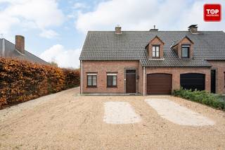 Deze prachtige halfopen gezinswoning is gelegen te Evergem, Doornzele.<br /><br />Hier kan je echt genieten van de rust samen met het gezin. De woning heeft alle comfort. Binnen genieten van de gezelligheid, maar ook buiten van de aangename tuin.<br /><br />In de directe omgeving is er een goede verbinding met het openbaar vervoer en in een straal van enkele kilometers zijn er tal van winkelgelegenheden. De R4 bevindt zich op minder dan 5 minuten rijden met de wagen. Zo heb je een uitstekende verbinding met de E34, E40 en de E17.<br />Ook Gent Centrum is perfect bereikbaar van hieruit met de wagen of het openbaar vervoer.<br /><br />Qua indeling van de woning, kom je via de inkomhal terecht in de ruime leefruimte. Op het gelijkvloers vinden we de living, keuken, bergruimte en garage terug. Eveneens de toegang tot de grote mooie tuin. Hierin kan je heel het jaar door genieten. <br />Op de eerste verdieping vinden we 3 ruime slaapkamers terug. In de badkamer is er zowel een ligbad als een douche aanwezig.<br /><br />Extra pluspunten :<br />- Op het dak liggen 8 zonnepanelen (2500 WP)<br />- Op wandelafstand ligt een prachtige speeltuin voor de kinderen<br />- In de tuin vinden we nog een groot overdekt tuinhuis terug. Ideaal om alle zomerspullen goed op te bergen.<br /><br />Deze woning heeft alles in huis om er een echte thuis van te maken! <br /><br />Beschikbaar bij akte.<br /><br />Contacteer Top Vastgoed voor een bezoek op 0475 700 700.