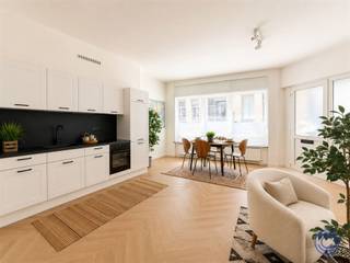 <p><span>Informatie appartement</span></p><p><span>Dit uiterst gezellige en volledig gerenoveerde appartement bevindt zich op de gelijkvloerse verdieping van een prachtig Art Deco-gebouw, midden in de gegeerde Universiteitsbuurt van Antwerpen. U komt binnen in een ruime en lichtrijke leefruimte met een stijlvolle, lichtkleurige visgraatvloer. De open keuken is volledig uitgerust met een grote koelkast met aparte vriezer, oven, inductiekookplaat, dampkap, matzwarte spoelbak en kraan, en veel opbergruimte. De ruime slaapkamer van circa 12 m² is eveneens afgewerkt met een visgraatvloer. De moderne badkamer beschikt over een regendouche, houten lavabomeubel, verlichte spiegel, toilet en handdoekradiator. Daarnaast zijn er een gemeenschappelijke fietsenstalling en een afvallokaal. Het volledige gebouw, met solide betonnen constructie, werd gerenoveerd en omvat 10 appartementen en een kelder. Gas en elektriciteit worden individueel gemeten. Water is collectief met tussenmeters. De vaste kosten worden laag ingeschat op circa 30 per maand, mede dankzij de afwezigheid van een lift. Een ideale keuze als eigen woning, studentenverblijf of opbrengsteigendom, met winkels, supermarkten, cafés en restaurants op wandelafstand. Op 29 juli wordt een kijkdag georganiseerd. De verkoper zal uiterlijk binnen vijf dagen na de kijkdag antwoorden op de ontvangen biedingen. </span></p><p><span>Indeling</span></p><ul><li><span>Ongelofelijk lichtrijke leefruimte voorzien van een knappe visgraat vloer, met aansluitend open keuken. </span></li><li><span>Volledig uitgeruste, open keuken voorzien van een ijskast met aparte diepvries, grote oven, inductie kookvuur met dampkap en spoelbak met kraan in mat zwarte uitvoering.</span></li><li><span>De badkamer, in mat zwarte uitvoering, is voorzien van een ruime regendouche met handdouche, lavabomeubel met verlichte spiegel, handdoekradiator en een hangtoilet.</span></li><li><span>Ruime slaapkamer ca. 12m².</span></li><li><span>In de kelder is er een privatieve berging inbegrepen in de aankoopprijs.</span></li></ul><p><span> </span></p><p><span>Renovatiewerken</span></p><ul><li><span>Nieuwe keuken en badkamer;</span></li><li><span>Vernieuwde elektrische en sanitaire installaties;</span></li><li><span>Bezetten en schilderen muren;</span></li><li><span>Plaatsing nieuwe vloeren;</span></li></ul><p><span> </span></p><p><span>Extra's</span></p><ul><li><span>Aandeel basisakte ten bedrage van 850 euro t.l.v. de koper.</span></li></ul><p><span> </span></p><p><span>Algemene informatie</span></p><ul><li><span>Algemene kosten: nog niet vastgesteld - door eigenaars te regelen. Geschat op 30 euro/maand + afrekening water via tussenmeters.</span></li><li><span>Privatieve meter voor elektriciteit en gas. </span></li><li><span>Collectieve meter voor water met tussenmeters.</span></li></ul><p><span> </span></p><ul><li><span>EPC: label B (geen renovatieplicht)!</span></li><li><span>Asbestattest: Veilig.</span></li><li><span>Elektrische keuring: in aanvraag.</span></li></ul><p><span> </span></p><p><span>Gebouw</span></p><ul><li><span>Het appartementsgebouw is een betonnen constructie bestaande uit een kelder, gelijkvloers en 4 verdiepingen met telkens 2 appartementen.</span></li><li><span>Dak geïsoleerd conform norm 2050!</span></li><li><span>Geen lift aanwezig.</span></li><li><span>Parlofoon aanwezig.</span></li></ul><p><span> </span></p><p><span>Ligging</span></p><ul><li><span>Uiterst gunstige ligging in de Universiteitsbuurt in centrum Antwerpen.</span></li><li><span>Verschillende universiteiten en hoge scholen op wandel- en fietsafstand.</span></li><li><span>Toffe winkeltjes, gezellige barretjes, restaurants en supermarkten op wandelafstand!</span></li><li><span>MOBISCORE: 9,3/10!</span></li></ul><p><span> </span></p><p><span>Kijkdag 29 juli vanaf 18:00u</span></p><p><span>Geïnteresseerde kandidaten kunnen een bod uitbrengen vanaf de instelprijs van 239.000 euro, waarna de verkoper elk bod grondig en weloverwogen zal bekijken.</span></p><p><span>Het kantoor brengt de kandidaten uiterlijk 3 dagen na de kijkdag op de hoogte van de beslissing of verdere stappen.</span></p><p><span> </span></p><p><span> </span></p><p><span>* De informatie in deze prospect is ter informatieve titel: de kandidaat-kopers moeten hun eigen zaak maken van het verkrijgen, controleren en interpreteren van deze informatie.</span></p>