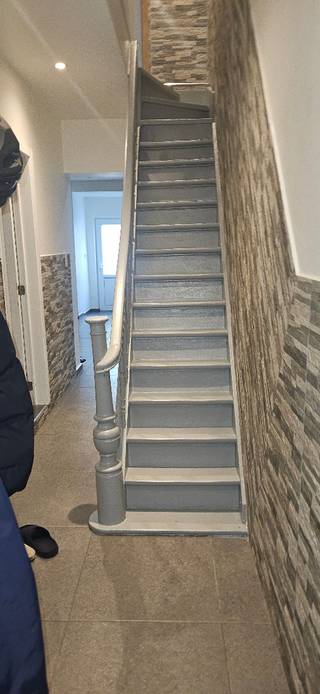 Het huis bezindt zich in top locatie een minuut van winkel en tram en Az monica ziekenhuis<br />De instapklare woning bestaat met een woonkamer en open keuken, vier grote slaapkamer , twee badkamer,voortuin ,koer.