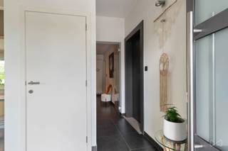 <strong>À vendre à Rotselaar – Spacieuse maison familiale avec espace polyvalent, magnifique jardin et vue sur la réserve naturelle</strong><br /><br />Découvrez cette charmante maison au cœur de Rotselaar, où calme, espace et confort se marient à merveille. Cette propriété est idéale pour les familles à la recherche d'un cadre de vie de qualité, mais aussi pour ceux qui souhaitent exercer une activité professionnelle (complémentaire), un hobby ou une activité libérale à domicile.<br /><br /><strong>Une maison pleine de possibilités</strong><br /><br />En entrant dans la maison, vous ressentirez immédiatement l'atmosphère ouverte et chaleureuse. Le rez-de-chaussée offre non seulement un espace de vie confortable, mais aussi une pièce supplémentaire qui peut être utilisée de manière flexible. Vous envisagez un bureau, un cabinet, un atelier ou une salle de loisirs ? Cette maison vous offre toutes les possibilités.<br /><br />Le grenier est un atout indéniable. Grâce à sa superficie et à ses possibilités d'aménagement, il peut être entièrement fini selon vos goûts. Que vous rêviez de chambres supplémentaires, d'une suite parentale spacieuse, d'un grenier aménagé en salle de jeux pour les enfants ou d'un espace ouvert et lumineux, tout est possible ici. Cela rend la maison particulièrement tournée vers l'avenir et adaptable à chaque étape de la vie.<br /><br /><strong>Une vie en harmonie avec la nature</strong><br /><br />La maison dispose d'un beau jardin bien entretenu qui invite à la détente. Le pool house convivial en est le cœur battant. C'est l'endroit idéal pour recevoir vos amis et votre famille, profiter des barbecues estivaux,...<br /><br />À l'avant, vous bénéficiez d'une vue unique : la maison est située juste en face d'une réserve naturelle.<br /><br /><strong>Situation : calme et centrale</strong><br /><br />Cette maison est située dans un quartier calme et verdoyant, tout en étant proche de toutes les commodités essentielles telles que les écoles, les commerces, les transports en commun et les voies de communication. Rotselaar est une commune très appréciée pour son excellente accessibilité et sa vie associative et récréative animée.<br /><br />Les amateurs de nature et d'activité physique y trouveront sans aucun doute leur bonheur. À proximité, vous trouverez entre autres :<br /><br />Le lac de Rotselaar, le Wijgmaalbroek, les célèbres pistes cyclables et sentiers de randonnée qui sillonnent la région, la prairie de Werchter, connue internationalement grâce au festival Rock Werchter, mais qui est aussi un espace ouvert à la nature et aux événements tout au long de l'année.<br /><br /><strong>Votre nouvelle maison</strong><br /><br />Cette maison offre non seulement de l'espace et du confort, mais aussi du potentiel et une expérience unique. Elle combine à la perfection la tranquillité d'un cadre verdoyant et la proximité de toutes les commodités modernes. Les espaces polyvalents, le potentiel du grenier et le jardin agréable avec pool house font de cette maison une propriété que vous pouvez entièrement adapter à vos propres souhaits.<br /><br />Les points forts en bref :<br /><br />Espace polyvalent au rez-de-chaussée – idéal pour un cabinet, un bureau ou un hobby.<br /><br />Grenier à aménager avec possibilité de créer des pièces supplémentaires ou un espace ouvert.<br /><br />Jardin bien entretenu avec pool house agréable.<br /><br />Situation unique en face d'une réserve naturelle.<br /><br />Environnement résidentiel calme, à proximité des commerces, des écoles et des lieux de détente.<br /><br />À proximité d'importantes zones naturelles et récréatives telles que le lac de Rotselaar et Wijgmaalbroek.<br /><br />Intéressé ?<br />Vous recherchez une maison de caractère, offrant de nombreuses possibilités et bénéficiant d'un emplacement exceptionnel à Rotselaar ? N'hésitez pas à nous contacter pour plus d'informations ou pour une visite. Cette maison ne se découvre vraiment qu'une fois sur place !