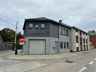 Volledig gerenoveerde hoekwoning met hoogwaardige materialen afgewerkt. De woning omvat op het gelijkvloers een ruime living met veel...