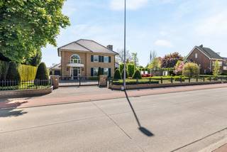 Luxueuze villa op een perceel van 1.708 m² op een centrale ligging te Hamont-Achel. De villa beschikt op het gelijkvloers over royale inkomhal met gastentoilet en vestiaire, apart kantoor, prachtige leefruimte opgedeeld in een zitruimte, eetkamer en tuinkamer, een luxe leefkeuken en een wasplaats/bijkeuken. Op de 1ste verdieping bevinden zich 4 ruime slaapkamers, luxe badkamer, dressing en een douchekamer. Vaste trap naar de (afgewerkte) zolderverdieping. Prachtige tuin met losstaande dubbele garage (voorzien van zolderruimte).<br /><br />Gelijkvloers<br />We betreden de woning via een royale inkomhal voorzien van gastentoilet en vestiaire. De inkomhal is licht, open en biedt een zeer ruimtelijk gevoel. Van hieruit heeft u enerzijds toegang tot het apart kantoor en anderzijds tot de gezellige, lichte leefruimte. De leefruimte is opgedeeld in een sfeervolle zithoek met gashaard, een eetkamer en een prachtige tuinkamer. Door de grote raampartijen kan u genieten van de prachtige tuin rondom de woning.<br /><br />Aansluitend aan de woonkamer treft u de luxueuze leefkeuken. Deze is afgewerkt met hoogwaardige materialen en voorzien van een natuurstenen werkblad, een fornuis, een koelkast, een combi-oven en een vaarwasmachine. Vanuit de keuken heeft u onmiddellijk toegang tot het terras achteraan dat voorzien is van een zonneluifel. Verder beschikt de woning op het gelijkvloers nog over een praktische bijkeuken/wasplaats en een sas met extra toilet en achterdeur naar de tuin.<br /><br />Verdiepingen<br />Op de eerste verdieping geeft de nachthal toegang tot 4 ruime slaapkamers. De masterbedroom beschikt over een aparte dressing en ensuite luxe badkamer voorzien van ligbad, douche, toilet, dubbele wastafel en infraroodcabine.<br /><br />Via een vaste trap op deze verdieping komt u op de afgewerkte zolderverdieping waar u de mogelijkheid heeft om extra kamers te maken of een grote ontspanningsruimte kan voorzien.<br /><br />Tuin<br />De woning is omringd door een prachtig aangelegde tuin voorzien van een automatische sproei installatie en druppelsysteem. Het perceel is volledig omheind en voorzien van een automatische poort vooraan en een losstaande dubbele garage (voorzien van elektrische poort) met opbergruimte en een vaste trap naar de zolderverdieping.<br /><br />Bijzonderheden<br />-Luxe afwerking<br />-Mogelijkheid tot aankoop van aanpalend bouwperceel (ca. 12 are)<br />-Grondwaterput aanwezig voor beregening van de tuin<br />-Robotmaaier aanwezig (Husqvarna)<br />-Centraal stofzuigersysteem<br />-Vloerverwarming (volledig gelijkvloerse verdieping en badkamer)