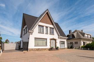 <strong>TE KOOP – Beerzel, Houwstraat 177</strong><br /><br /><strong>Ruime, degelijke gezinswoning met magazijn op een perceel van 930 m².</strong><br />Op zoek naar een ruime woning met tal van mogelijkheden?<br />Deze solide eigendom in Beerzel combineert comfortabel wonen met een groot magazijn van ca. 300 m², ideaal voor een zelfstandige ondernemer of hobbyist.<br /><br /><strong>Indeling van de woning</strong><br />* Gelijkvloers: inkomhal, bureau, woonkamer, keuken, badkamer, apart toilet, wasplaats, ruime veranda.<br />* Eerste verdieping: 3 volwaardige slaapkamers (dressing aansluitend aan de hoofdslaapkamer), badkamer.<br />* Zolderverdieping: berging, zolderruimte.<br />* Ruime kelder<br />* Magazijn (ca. 300 m²)<br /><br />* Overdekt terras en tuin.<br /><br /><strong>Technische informatie</strong><br />* EPC: 382 kWh/m²/jaar – Label D<br />* Verwarming: CV op aardgas<br />* Elektrische rolluiken<br />* Centrale verwarming op aardgas<br /><br /><strong>Ontdek deze woning online</strong><br />Bekijk de interactieve grondplannen en alle foto's op onze website:<br />🌐 www.wijns.be<br /><br /><strong>Interesse?</strong><br />Neem vandaag nog contact met ons op voor meer informatie of een bezoek ter plaatse.<br />📞 0473/33 33 33<br />✉️ philip@wijns.be<br /> 