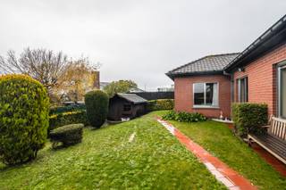 Deze volledig gelijkvloerse woning werd recent grondig vernieuwd en is meteen instapklaar. Ze beschikt over een vernieuwde vloer en badkamer en...