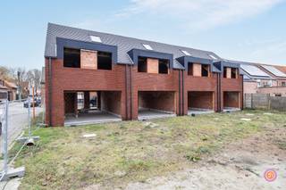 In het rustige Hingene worden vier nieuwbouwwoningen opgetrokken. Volgens velen de mooiste deelgemeente van Bornem door zijn gezellige centrum, kasteel d'Ursel en het rondomliggend park. Het project is gelegen op een rustige doch centrale locatie, op wandelafstand van winkels, scholen en het park.<br /><br />Het project bestaat uit één halfopen en drie gesloten bebouwingen, allen voorzien van het hedendaagse comfort.<br /><br />Deze woningen onderscheiden zich door hun krachtige vormgeving in warme rode baksteen. De strakke belijning en het doorlopende metselwerk geven het geheel een tijdloze uitstraling. De verticale raampartijen zorgen voor een subtiel ritme in de gevel en brengen op een verfijnde manier licht binnen. Het hellend dak versterkt het tijdloze, huiselijke karakter en maakt van dit project een hedendaagse interpretatie van klassiek wonen. Een ontwerp dat authenticiteit en modern wooncomfort moeiteloos verenigt.<br /><br />De woningen zullen bijna-energieneutraal zijn. Er wordt gebruik gemaakt van een warmtepomp in combinatie met vloerverwarming en de nodige isolatie.<br /><br />Als kers op de taart zijn de woningen voorzien van een zuidwest-gerichte tuin met aangelegd terras.<br />Genieten van een aperitief was nog nooit zo aangenaam.<br /><br />Parkeren vormt geen probleem, dankzij de autostaanplaatsen achteraan.<br /><br />De woningen worden volledig en kwalitatief afgewerkt tot in de puntjes.<br /><br />Wens je meer informatie over deze kwalitatieve nieuwbouwwoningen?<br />Contacteer ons gerust via info@julimmo.be of 03 303 39 36.