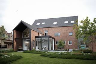 <p>Tussen het centrum van Itegem en Hulshout ligt deze oude mechanische maalderij met woonhuis. De maalderij is beschermd bouwkundig erfgoed. Er werd een uitvoerbare vergunning verkregen voor de renovatie van dit pand naar woonst met praktijkruimte, waarbij de praktijkruimte wordt ondergebracht in het gedeelte van de maalderij (zie virtuele voorstelling). Ook werd er een beheersplan opgesteld. Alle formaliteiten zijn dus vervuld, de werken kunnen gestart worden. Dit pand is ideaal voor een vrij beroeper, iemand die op zoek is naar woonst met atelier/praktijkruimte of voor een groot gezin. Volgens de vergunning is voorzien dat de woning zal beschikken over een inkomhal met apart toilet, een ruime berging, een zithoek, een keuken en eetplaats. Op de eerste verdieping zijn 2 slaapkamers, een badkamer en een dressing voorzien, er is een vaste trap naar de zolder waar makkelijk nog 2 extra slaapkamers kunnen ondergebracht worden. Verder is er nog een kelder. Op de eerste verdieping van de maalderij is een landschapskantoor voorzien met zicht op de Netevallei, een stockageruimte en keuken. Ook in dit gedeelte is een vaste trap naar de zolder voorzien die nog kan ingericht worden als archiefruimte. De gepubliceerde prijs betreft de prijs in de staat waarin het pand zich op heden bevindt, met vergunning en beheersplan. Indien gewenst kan er een offerte gemaakt worden voor de nog uit te voeren werken. Casco, semi-casco of volledig afgewerkt behoort tot de mogelijkheden. </p>