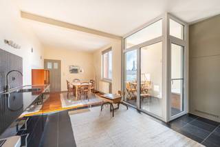 <span>Quares - TREVI Groep presenteert :<br /><br />Indeling</span>:<br />In de Lange van Bloerstraat in Antwerpen bevindt zich dit bijzonder ruime appartement van circa 100 m² op de 3de verdieping, meteen ook de hoogste verdieping van het gebouw. Dankzij de ligging geniet u hier van een overvloed aan natuurlijk licht en een open, aangenaam gevoel in elke ruimte. Bovendien ligt het appartement in een rustige straat, terwijl alle voorzieningen van de stad vlakbij zijn.<br /><br />Het gebouw dateert van 1944 en het appartement werd sinds 2008 met zorg bewoond door dezelfde eigenares. De charmante uitstraling werd mooi behouden dankzij de authentieke elementen zoals parketvloeren en natuursteen, gecombineerd met hedendaags comfort.<br /><br />Via de inkomhal komt u terecht in de zeer ruime leefruimte die baadt in het licht. <span>Apart van de leefruimte bevindt zich de zeer ruime</span> moderne open keuken met eetkamer, een ideale plek om gezellig te koken en gasten te ontvangen. De keuken biedt bovendien praktische opbergruimte met plaats voor een wasmachine en droogkast netjes weggewerkt achter gesloten deuren.<br /><br />Het terras van circa 5 m² vormt een natuurlijk verlengstuk van de keuken en zorgt voor een extra gevoel van openheid en rust.<br /><br />Verder beschikt het appartement over een charmante badkamer met douche in bad en een bijzonder ruime slaapkamer met open uitzicht. Door de royale oppervlaktes en slimme indeling voelt het appartement uitzonderlijk comfortabel aan.<br /><br />Extra troeven:<br />- elektrische rolluiken aanwezig<br />- vernieuwd dak in 2014<br />- aparte meters voor gas, water en elektriciteit<br />- zeer lage maandelijkse kosten van slechts 22 euro<br />- private kelderberging<br />- plaats voor een fiets in de inkomhal beneden<br /><br />Dit appartement is ideaal voor eigen bewoning, zowel voor alleenstaanden als koppels, maar vormt eveneens een interessante investering dankzij de uitstekende ligging, ruime indeling en lage vaste kosten.<br /><br /><span>Omgeving</span>:<br />Gelegen in een rustige straat in Antwerpen combineert dit appartement een aangename woonomgeving met een uitstekende bereikbaarheid.<br /><br />In de directe omgeving vindt u tal van winkels, supermarkten, bakkers, horeca en gezellige buurtzaken die het dagelijkse leven bijzonder comfortabel maken. Ook scholen, sportfaciliteiten en andere voorzieningen bevinden zich vlakbij.<br /><br />De bereikbaarheid is een absolute troef. Dankzij de nabijheid van belangrijke invalswegen en openbaar vervoer verplaatst u zich vlot binnen Antwerpen en naar omliggende gemeenten. Zowel tram- als bushaltes bevinden zich op wandelafstand, terwijl ook het station en belangrijke verbindingswegen gemakkelijk bereikbaar zijn.