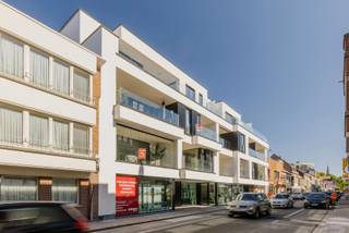 Grote etalage, sanitair, private parkeermogelijkheden achteraan. Mooie commerciële ruimten op een heel goede ligging. Centrumverkeer rijdt altijd...