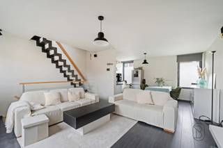 <p><strong>Topgelegen handelspand met verhuurd duplexappartement</strong></p><p>Strategisch gelegen handelspand met uitstekende visibiliteit, gecombineerd met een <strong>verhuurd appartement met aparte ingang</strong> – ideaal als investering of combinatie wonen/werken.<br />Het <strong>gelijkvloers</strong> omvat een ruim en lichtrijk handelspand met aparte praktijkruimte, keuken en een ruime berging.<br />Op de <strong>eerste verdieping</strong> bevindt zich een <strong>gerenoveerd duplexappartement</strong> met éen slaapkamer en een ruime, lichte leefruimte dankzij de grote raampartijen.</p><p>Een veelzijdig eigendom op een toplocatie met sterke commerciële troeven en een stabiel huurrendement.</p>
