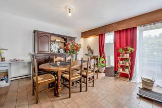 Dit appartement APP 3 (bouwjaar 1980) in Schendelbeke ( deelgemeente van Geraardsbergen) bevindt zich op de eerste verdieping van dit kleinschalig project. De inkomhal geeft toegang tot de lichtrijke leefruimte en aansluitend de keuken. Vanuit de woonruimte heeft u toegang tot het terras aan de voorzijde van het gebouw. Verder een afzonderlijk toilet , een badkamer (ligbad met wastafel) en 3 ruime slaapkamers. Twee slaapkamers geven toegang tot het terras aan de achterzijde van het gebouw. <br />Via de gelijkvloerse verdieping heeft u toegang tot de kelder met eigen berging (ong. 16 m2) en inpandige parkeergarage (niet inbegrepen in de vermelde prijs) welke voorzien is van elektriciteit en bijkomend toegang de gemeenschappelijke tuin.<br /><br />Extra troeven:<br />- Mogelijkheid om inpandige garage nr 3 bij aan te kopen (prijs op aanvraag)<br />- conforme elektrische installatie<br />- asbestvrij appartement<br />- nieuw dak sinds 2021<br />- Vernieuwde verwarming<br />- gunstige EPC B<br />- instapklaar<br />- lichtrijk<br />- ideale oriëntatie van het aangenaam terrassen<br />- op 5 min. stappen van het treinstation van Schendelbeke<br />- op 2 km van N8 met verbinding naar Brussel<br /><br />Interesse in een bezoek en bijkomende info? Klink dan op de button " infoaanvraag/afspraak" op deze pagina. Ik contacteer u dan om concreet een tijdstip in te plannen. Verkoop: Pieter Cardoen 0475 36 12 52, pieter@cornelis-goeman.be<br />Vermelde afmetingen zijn informatief en niet bindend.