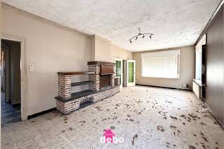 Bent u op zoek naar een woning met karakter, ruimte en enorm veel potentieel? Deze robuust gebouwde woning biedt een zeer ruime bewoonbare oppervlakte en vormt de perfecte basis om uw eigen woonverhaal te realiseren.<br />Op het gelijkvloers bevinden zich:<br />- Inkomhal met 2 ruime leefruimtes of 1 slaapkamer<br />- Keuken met eetruimte <br />- Badkamer<br />- Garage<br />- Berging<br />De bovenverdieping beschikt over maar liefst volwaardige slaapkamers, wat deze woning uitermate geschikt maakt voor een groot gezin, meer generatiewonen of het combineren van wonen en werken, alsook zolder<br />Troeven<br />✔ Kloek en stevig gebouwd<br />✔ Zeer grote bewoonbare oppervlakte<br />✔ 2 ruime leefruimtes<br />✔ 5 volwaardige slaapkamers<br />✔ Tal van mogelijkheden voor herinrichting en modernisering<br />Met de juiste renovatie kan deze woning uitgroeien tot een prachtige, eigentijdse gezinswoning, volledig afgestemd op uw persoonlijke wensen en stijl.<br />EPC 578 kWh/m² - UC 3655511 - Label F. Renovatieplicht binnen de 6 jaar na akte. P-en G-score: A. Bevindt zich niet in een risicogebied voor overstromingen. Grondoppervlakte 518m² - bewoonbare oppervlakte ca. 280m². <br /><br />Een unieke opportuniteit voor wie groot wil wonen en niet terugschrikt om zelf de handen uit de mouwen te steken.<br />Interesse? Contacteer ons gerust voor meer informatie of een bezoek ter plaatse.