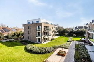 Welkom in Domein Beverhof, een uniek woonproject in de rand rond Beveren-Roeselare.<br />Dit project ligt vlakbij het centrum van Beveren en op fietsafstand van het station en de binnenstad van Roeselare. Het combineert zijn unieke ligging in het groen met een uitstekende bereikbaarheid, zowel met de wagen als met de fiets. De E403-snelweg is vlot en snel bereikbaar via de Beversesteenweg.<br /><br />Dit appartement is gelegen op de tweede verdieping, en is voorzien van een twee leuke terrassen.<br />De indeling is als volgt: een inkomhal en gastentoilet, lichtrijke woonkamer met goed uitgeruste open keuken, ruime berging, twee slaapkamers, twee badkamers en ruime zonneterrassen. De open leefkeuken is een echte eyecatcher in de lichtrijke leefruimte!<br />Verder kunnen we vanuit het appartement makkelijk naar de ondergrondse garage waar de verschillende privatieve garages gelegen zijn.<br /><br />De kwalitatieve afwerking van het interieur zorgt voor een perfect gevoel van leef-en wooncomfort.<br />De expertise van een ervaren bouwpromotor en bouwteam staan garant voor de verantwoorde keuze van Uw investering.<br />De gebruikte technieken (lucht-water warmtepomp) en de doorgedreven isolatie en ventilatie, resulteert tevens in energiezuinige appartementen.<br /><br />Ontdek snel dit prachtige appartement, gelegen op een toplocatie. Plan uw afspraak via 051|201.400.<br /><br /> 