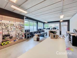 CASALINA Real Estate propose à la vente en exclusivité : Rez-de-chaussée commercial de +/- 385m² ENTIÈREMENT RÉNOVÉ en 2014, offrant de...