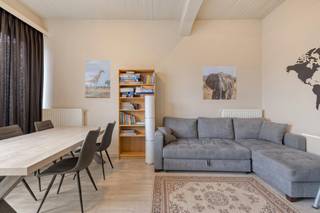 Bent u op zoek naar een plek waar het levendige stadsleven en sereniteit perfect in balans zijn? In een verzorgde residentie aan de Burggravenlaan staat dit lichtrijke 1-slaapkamer appartement van 59 m² te koop. Door de slimme inplanting helemaal achteraan het gebouw ervaart u hier een zeldzame rust, volledig afgeschermd van de drukte van de straat.<br /><br />Bij binnenkomst in dit appartement te koop valt meteen de heldere sfeer op; de lichte leefruimte en de praktische open keuken vloeien via grote raampartijen naadloos over in een beschut terras.<br />De functionele en volledig instapklare indeling biedt één rustgevende slaapkamer, een verzorgde badkamer, een separaat toilet en een handige berging.<br /><br />U woont hier in een vredige cocon vol privacy, afgeschermd van de drukte dankzij de uiterst rustige ligging achteraan het gebouw.<br />De levendige buurt en uitmuntende bereikbaarheid vormen een absolute meerwaarde: station Gent-Sint-Pieters, het bruisende historische stadscentrum, lokale horeca en invalswegen (E40/E17) liggen binnen handbereik.<br /><br />Er is een mogelijkheid om een staanplaats aan te kopen voor 36.000 euro. <br /><br />Bestuursmaatregelen in het maatregelenregister: nee
