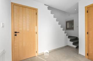 Te koop: instapklare woning met vrijstaande garage in Bree, gelegen op de Meeuwerkiezel 112, nabij de invalswegen. Deze woning combineert comfort,...