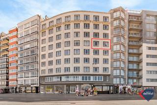 Dit ruime en smaakvol ingerichte appartement biedt een adembenemend uitzicht op de havengeul met een fantastisch zeezicht over de kustlijn tot Zeebrugge. Het appartement wordt gemeubeld aangeboden en heeft 2 slaapkamers. Het werd enkele jaren terug volledig gerenoveerd met materialen en afwerkingen van de hoogste kwaliteit. Open keuken met toestellen van Smeg. Luxe badkamer met ruime douchekabine uitgerust met hamam. Overal eiken parket voor een warme en elegante uitstraling. Het appartement ligt in het stadcentrum op wandelafstand van de winkels, restaurants en openbaar vervoer. Kelderbering inbegrepen. Mis deze unieke kans niet en kom dit bezoeken!