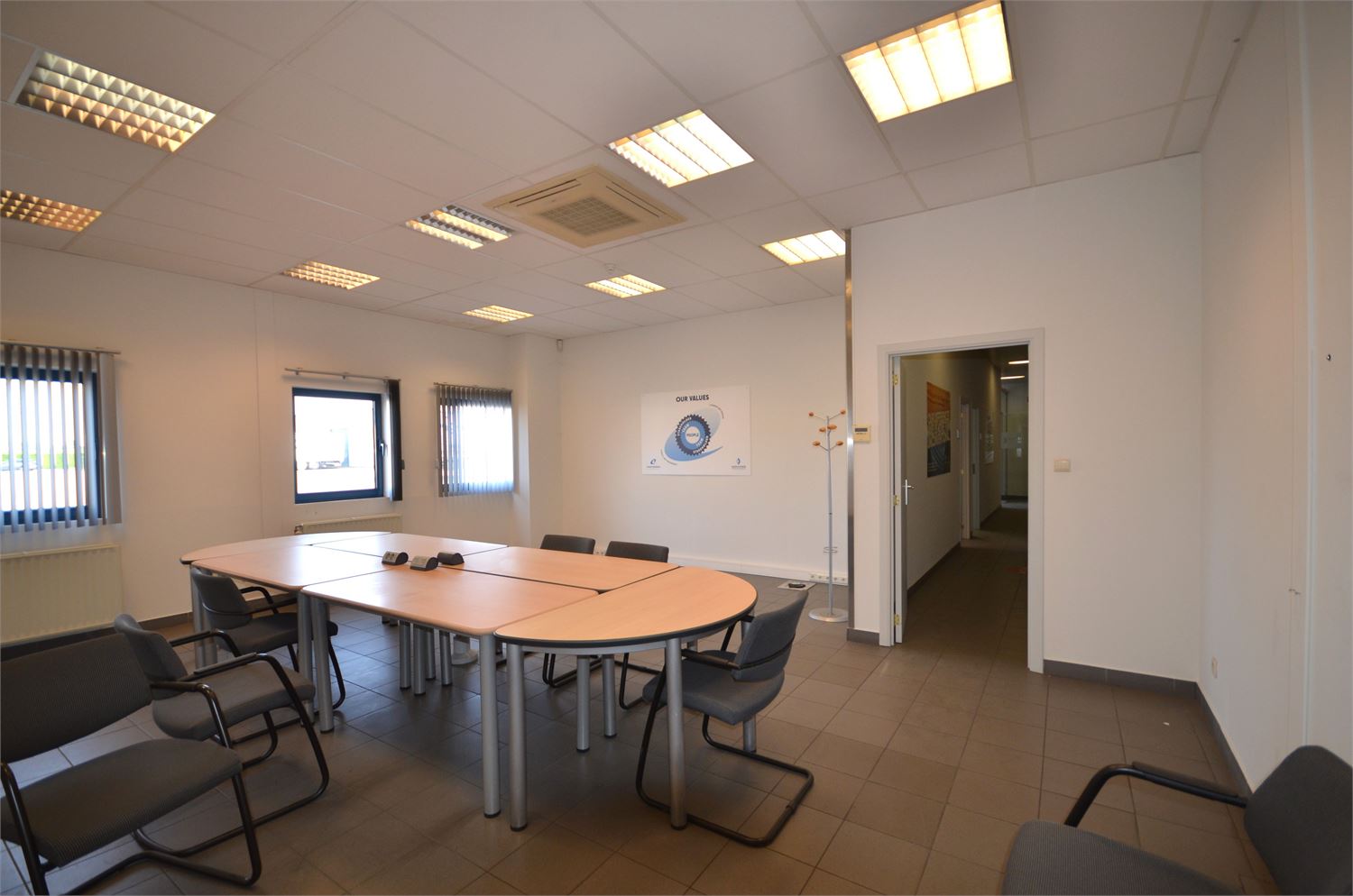 Ruim bedrijfsgebouw met burelen op een op een zeer gunstige locatie. Het pand is gelegen op het goed bereikbare industrieterrein van Sint-Truiden - foto 5