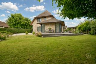 Jabbeke - Ruime en karaktervolle woning op 926 m² in Jabbeke<br /><br />Ontdek deze ruime en karaktervolle woning met een bewoonbare oppervlakte van 202 m², gelegen op een royaal perceel van maar liefst 926 m². De combinatie van ruime leefvertrekken, drie slaapkamers, een bureau, garage en een mooie buitenruimte maakt deze woning bijzonder geschikt voor wie comfortabel en ruim wil wonen in Jabbeke.<br />Via de inkomhal met gastentoilet betreedt u de gezellige leefruimte met zithoek. Aansluitend bevinden zich de keuken en de aangrenzende eethoek. Het gelijkvloers beschikt verder over een praktische bureauruimte, wasplaats, koele berging en garage.<br />Op de eerste verdieping geeft de nachthal toegang tot drie slaapkamers, waarvan één met dressing, vernieuwde badkamer (2022) en groot terras.<br />Daarnaast beschikt de woning over een zolderverdieping, bereikbaar via een valluik vanuit één van de slaapkamers, ideaal als extra bergruimte.<br />Ook buiten vormt ruimte een belangrijke troef. - Stedenbouwkundige inl. in aanvraag.<br /><br />RICHTRIJS - 669.000 EUR - De vermelde prijs is een richtprijs: ieder bod wordt voorgelegd aan de eigenaars, die al dan niet kunnen ingaan op het voorstel.<br /><br />Contacteer PERSPECTIEF VASTGOED – 7 op 7 bereikbaar – voor meer informatie of een bezoek.<br />Bel 050/550.750 of mail naar info@perspectiefvastgoed.be<br />