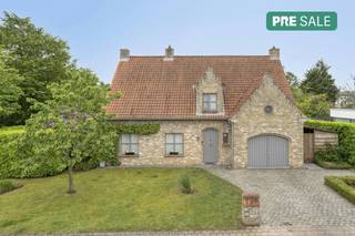 In the residential area of Sint-Kruis (Bruges), this stylish villa for sale on a 789m² plot is quietly located along Kasteleinweg. This detached house (°1981, EPC score: 275, compliant electrical inspection, solar panels, charging station) with 5 bedrooms, 2 bathrooms, bright living areas and indoor garage has a completely conveniently oriented garden and plenty of terrace space, where you can completely relax. Here you feel like you are far away from the hustle and bustle, but still a stone's throw from the city of Bruges (as well as van Damme, Knokke...) and also close to the commercial center of Sint-Kruis with its schools, local shops, department stores, public transport, sports facilities...Ground floor:- Entrance hall with guest toilet;- bright living room (45m²) with gas fireplace;- fully equipped kitchen (16m²);- practical storage (6m²) adjacent to the kitchen);- laundry room (11m²);- indoor garage (20m²);- sunny garden (789m²) with numerous terraces, private driveway and practical garden house, 2 rainwater wells (2x8,000L).1st floor:- Night hall (11m²);- bedroom 1 (15m²);- bedroom 2 (12m²);- bedroom 3 (12m²);- bedroom 4 (10m²);- bedroom 5 (10m²);- bathroom 1 (5m²);- bathroom 2 (9m²).2nd floor:- Attic storage (31m²).The property is offered through the Pre-sale formula. On 20/06/2026 between 09:00 and 14:00, you can come visit the property by appointment and make an offer. The listed price is a starting price. For further information, please contact the property agent.Register of measures: no