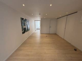 Kantoor of praktijkruimte te huur van ca. 80 m² in centrum Kuurne. Het pand is instapklaar en heeft voorliggend voldoende...