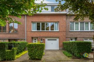 <p><span>Gelegen in Koningslo, in een rustige en groene woonomgeving nabij winkels, openbaar vervoer en de belangrijkste invalswegen naar Brussel, bevindt zich deze uitstekend onderhouden bel-etagewoning. De woning werd in de jaren 2000 gerenoveerd en sindsdien met de grootste zorg onderhouden, waardoor ze vandaag volledig instapklaar is. Op het gelijkvloers bevinden zich een garage, een ruime wasplaats/berging, een gastentoilet en toegang tot de verzorgde, diepe tuin met aangelegd terras en tuinhuis. De eerste verdieping omvat een volledig ingerichte keuken en een lichtrijke leefruimte met grote raampartijen voor- en achteraan. Het parket en de schouw zorgen voor een warme en sfeervolle uitstraling, terwijl de ruimte plaats biedt voor een zit- en eetplaats en een gezellige lees- of bureauhoek. De tweede verdieping telt twee volwaardige slaapkamers (ca. 14 m²), een derde kamer die ideaal is als bureau, kinder- of logeerkamer, en een verzorgde badkamer met wastafel, toilet en ligbad met douchefunctie. Extra troeven zijn de bergzolder, de ruime berging, een oprit die zorgt voor extra parkeerplaats en de rustige, kindvriendelijke ligging met een speelplein op wandelafstand. Bovendien beschikt de woning over een gunstig EPC-label C. Een ideale gezinswoning op een gegeerde ligging.</span><span> </span></p>